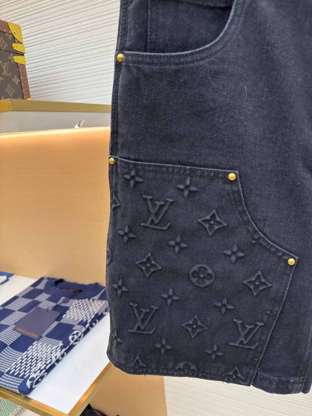 LOUIS VUITTON embossed denim shorts ●Authentic product: purchased and developed by 12339 ●Item number: 1680245-B00 ●Fabric: washed denim ●Technology: distressed washed ●Version: fitted version ●Weight: about 650g ●Size: 30-32-34-36 ●Description: Made of custom-made denim fabric, the fabric is comfortable and soft, skin-friendly and breathable. It adopts Monogram logo embossed elements, slightly distressed light blue wash treatment, original customized hardware, with vv leather label, multiple wash adjustments, and can be matched with many types of clothing to create a fashionable look. The overall wiring is straight and delicate, the fabric is comfortable and soft, and the color is consistent without color difference. It can be matched with the same style to create a fashionable look and control various occasions. Customized accessories, complete with three standards, same style for men and women!